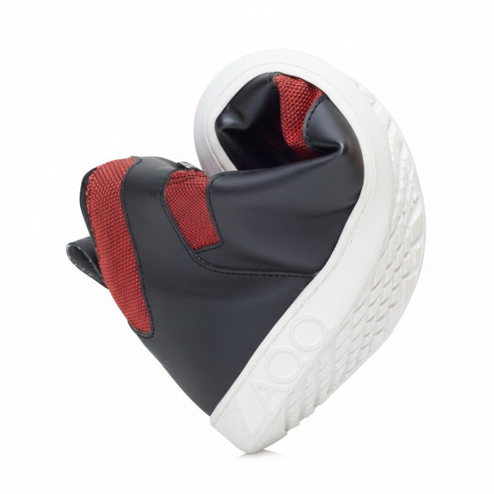 Ein stylischer Sneaker in kunstvoller Herzform aus schwarzem und rotem Stoff mit strukturierter weißer Sohle. Das Wort RAQO von ZAQQ ist auf diesem veganen Meisterwerk zu sehen.