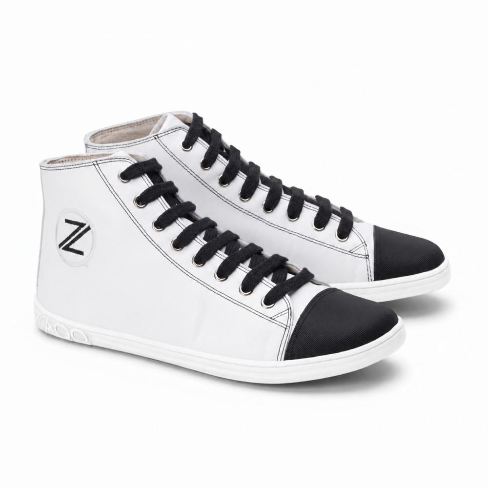 weißer High Top Sneaker aus Glattleder mit schwarzen Schnürsenkeln als Barfußschuhe mit absolut flacher Sohle