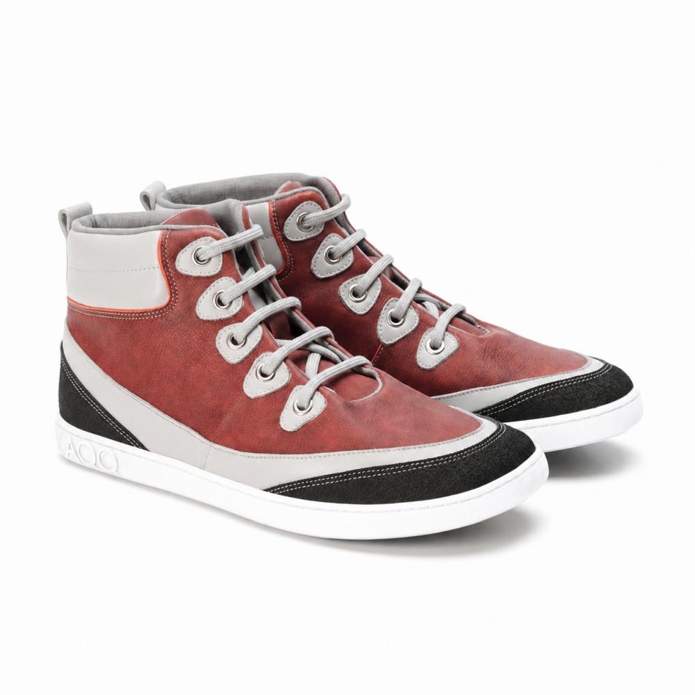 Die ZAQQ CINQO Red High-Top-Sneaker präsentieren ein sportliches Design mit roten und weißen Einsätzen, ergänzt durch schwarze strukturierte Akzente. Diese Schuhe bieten Tragekomfort mit ihren weißen Schnürsenkeln, der gemusterten Sohle und den sichtbaren Nähten für eine nahtlose Kombination aus Stil und Komfort.