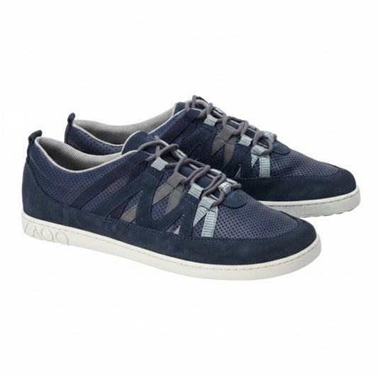 Die DRAQE Azul Sneaker von ZAQQ zeichnen sich durch ein elegantes, marineblaues Design mit weißen Sohlen und grauen Schnürsenkeln aus. Sie sind aus Nappaleder für mehr Komfort gefertigt und bieten einen strukturierten Stil kombiniert mit Mesh-Elementen für optimale Atmungsaktivität. Die Schuhe sind elegant positioniert, um sowohl die Seiten- als auch die Vorderansicht zu zeigen.