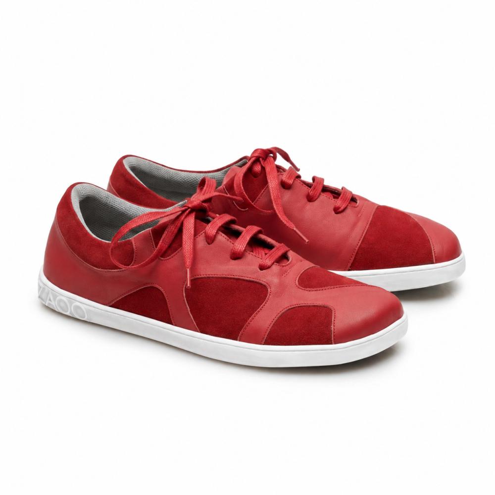 Die QAANAAQ Bordeaux-Sneaker von ZAQQ sind aus Nappa- und Veloursleder gefertigt und verfügen über eine weiße Zero-Drop-Gummisohle und passende rote Schnürsenkel.