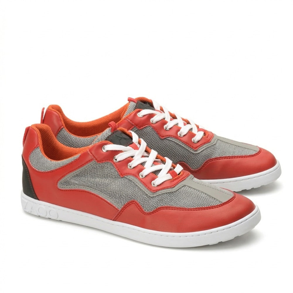 Ein Paar ZAQQ QOPA Red-Sneaker in Rot und Grau mit weißen Schnürsenkeln und orangefarbenen Akzenten. Diese atmungsaktiven Schuhe haben eine strukturierte Sohle und ein Mesh-Gewebe, um eine optimale Luftzirkulation zu gewährleisten. Sie werden elegant nebeneinander vor einem makellos weißen Hintergrund präsentiert.