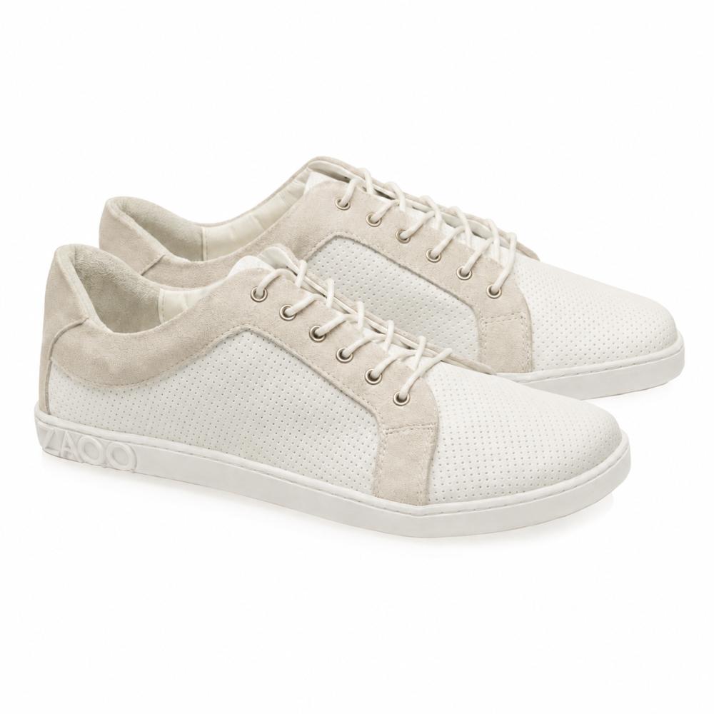 Wir präsentieren die QORE Low White Sneaker von ZAQQ: elegante weiße Freizeitschuhe mit beigen Akzenten und weißen Schnürsenkeln. Diese Sneaker aus hochwertigem Nappaleder mit perforierter Textur zeichnen sich durch ein Barfußschuh-inspiriertes Design aus und verfügen über eine helle Sohle, die unübertroffenen Komfort und Stil bietet.