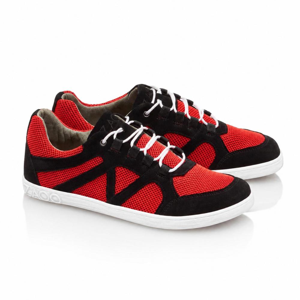 Ein Paar QUSQO Red-Sneaker von ZAQQ mit einer Kombination aus roten Mesh-Einsätzen und schwarzen Wildlederakzenten, komplett mit weißen Schnürsenkeln und einer weißen Sohle. Diese Laufschuhe haben ein einzigartiges wellenförmiges Nähdesign an der Seite und den Markennamen elegant auf der Ferse angebracht.
