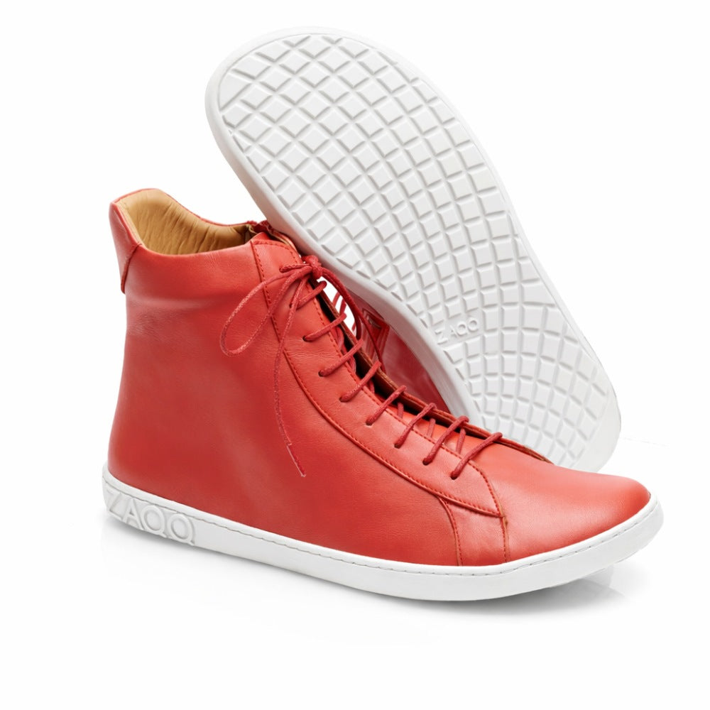 Die SNAQ Red Sneaker von ZAQQ sind aus Nappaleder gefertigt und haben eine weiße strukturierte Sohle. Ein Schuh wird aufrecht präsentiert, um sein Schnürdesign hervorzuheben, während der andere schräg steht, um das Sohlenmuster zu präsentieren. Das ZAQQ-Logo ist sowohl an der Seite als auch auf der Sohle deutlich zu erkennen.