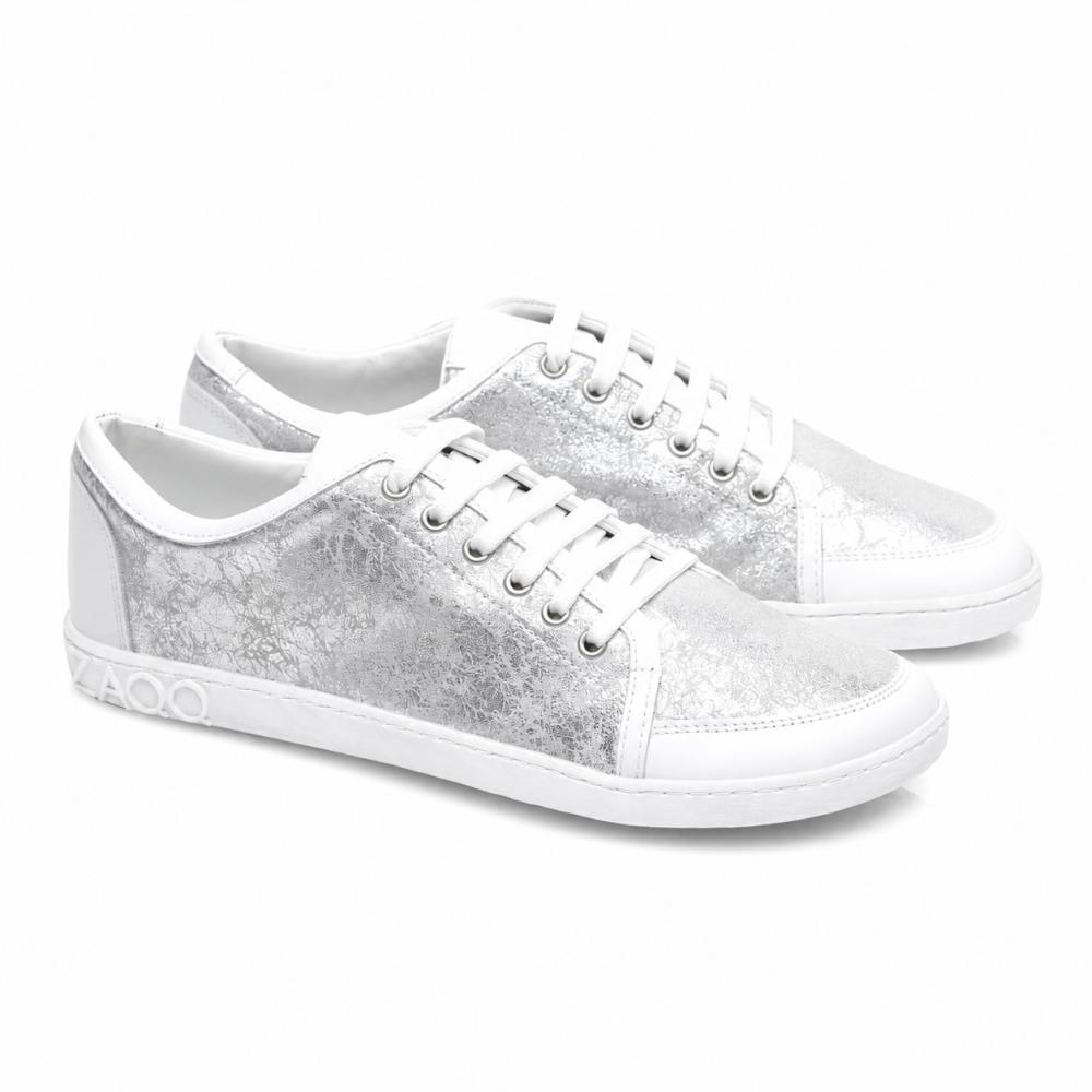 Wir präsentieren den TIQQ Silver White von ZAQQ: Ein Paar stylischer Sneaker aus hochwertigem Nappaleder mit einer auffälligen metallisch-silbernen Textur und weißen Sohlen. Diese Sneaker sind mit strahlend weißen Schnürsenkeln, Ziernähten und einem markanten 4000-Detail an der Seite der Sohle ausgestattet.
