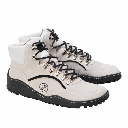 Ein Paar der TREQ Beige Waterproof Sneaker von ZAQQ, mit einem stylischen High-Top-Design in Weiß und Grau mit einer schwarzen Sohle aus der ZAQQ TERRA Sohle. Die Sneaker sind mit Metallösen und schwarzen Schnürsenkeln verziert und auf jeder Seite ist ein rundes Logo mit einem Z zu sehen.