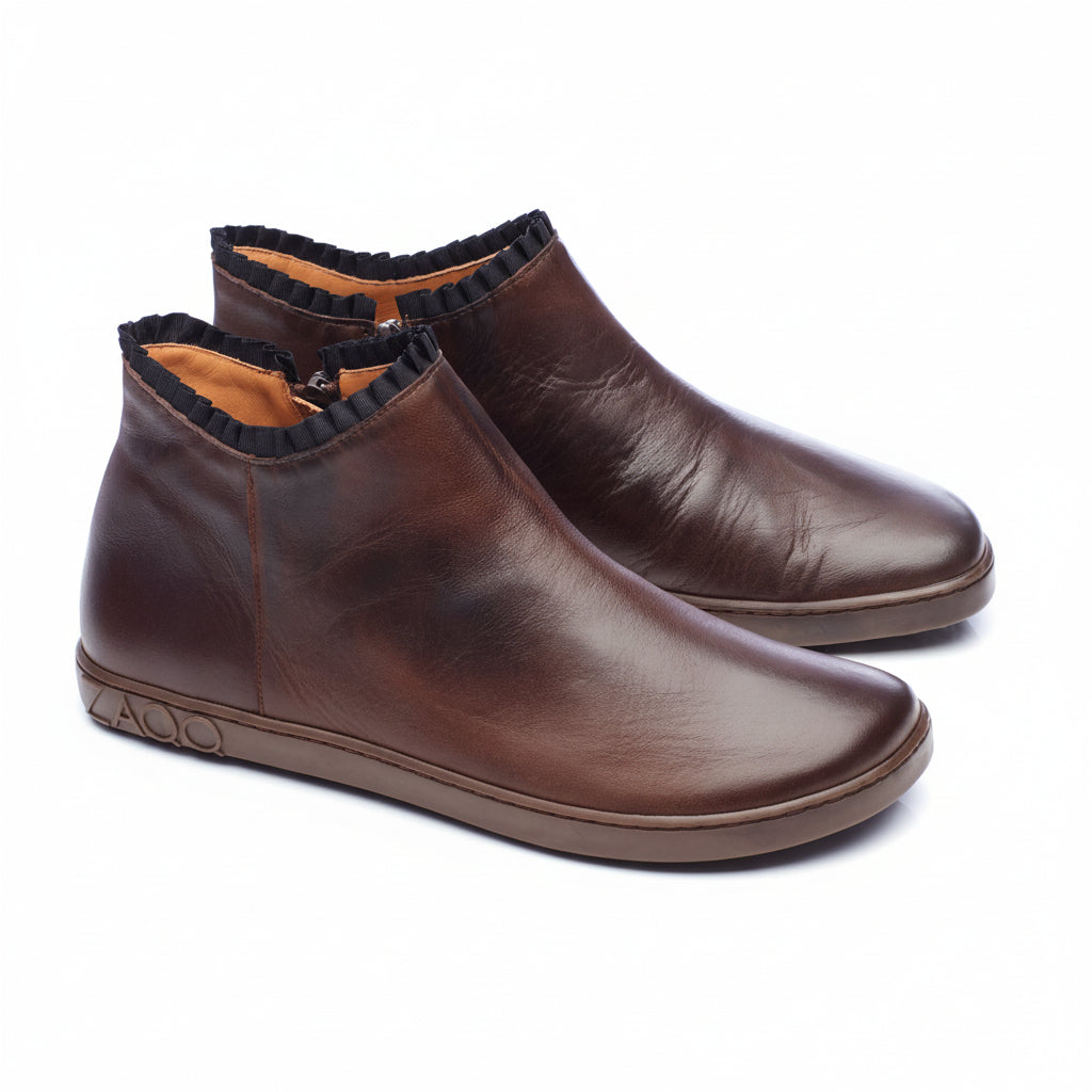 dunkelbrauner Ankle Boot als Barfußschuh für Damen mit Rüschen - femininer Stiefel