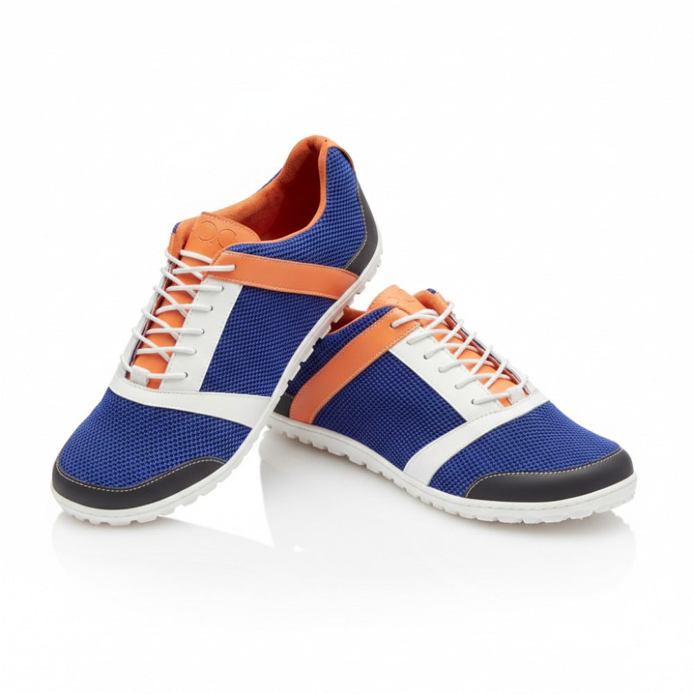 Ein Paar ZARQA Blue Sportschuhe von ZAQQ mit blauem Mesh mit weißen und orangefarbenen Akzenten. Die Schuhe sind für höchste Atmungsaktivität konzipiert und haben weiße Schnürsenkel und graue Sohlen, die auf einem schlichten weißen Hintergrund zu sehen sind. Ein Schuh steht aufrecht, während der andere dagegen lehnt.