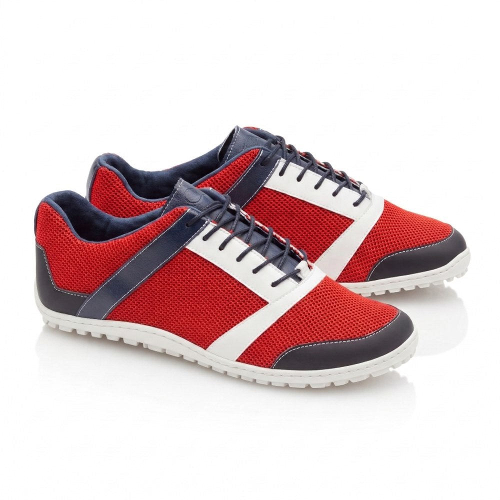 Wir präsentieren die ZARQA Red Sneakers von ZAQQ: Diese stylischen Casual-Sneaker haben ein rotes Mesh-Obermaterial mit dunkelblauen Akzenten und weißen Streifen. Das Design umfasst weiße Zwischensohlen und schwarze Zehenkappen und bietet einen sportlichen und modernen Look, der perfekt für Laufbegeisterte ist.
