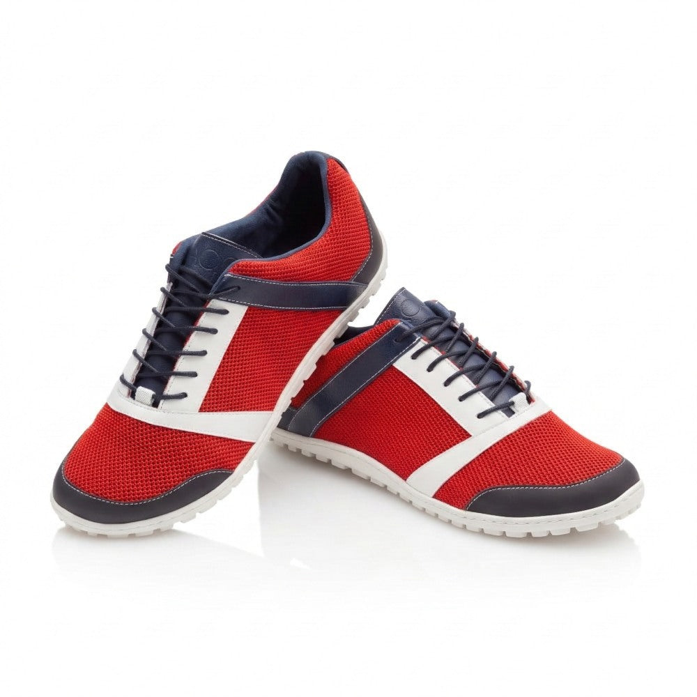 Die ZARQA Red Sneaker von ZAQQ sind sportlich und perfekt zum Laufen. Sie zeichnen sich durch ein rotes Mesh-Gewebe-Design mit weißen Akzenten und marinegrauen Details aus. Ein Sneaker steht aufrecht, während der andere schräg positioniert ist und so einen dynamischen Blick auf einen eleganten weißen Hintergrund bietet.