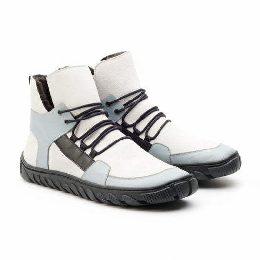 Wir präsentieren den QAMIL Grey von ZAQQ: Diese High-Top-Sneakers haben ein elegantes Design in Weiß und Hellblau, mit markanten schwarzen Schnürsenkeln und einer strukturierten schwarzen Sohle. Sie verfügen über einzigartige schwarze Riemenakzente an den Seiten und sind damit ideal für den modernen Abenteurer. Mit ihrem zeitgenössischen und stilvollen Design sind diese Sneaker eine perfekte Mischung aus Mode und Funktion.